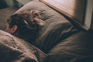 Read more about the article Sleepmaxxing: Which Viral Sleep Hacks Help—and Which Can Backfire?