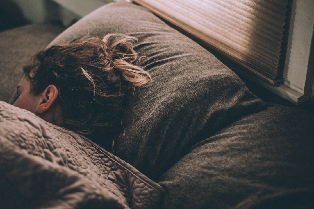 Read more about the article Sleepmaxxing: Which Viral Sleep Hacks Help—and Which Can Backfire?