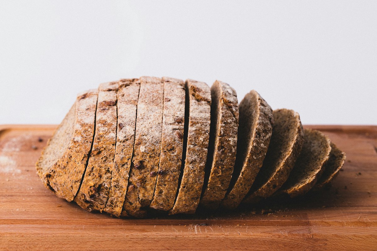 You are currently viewing How to Choose Whole-Grain Bread: What the Label Really Tells You